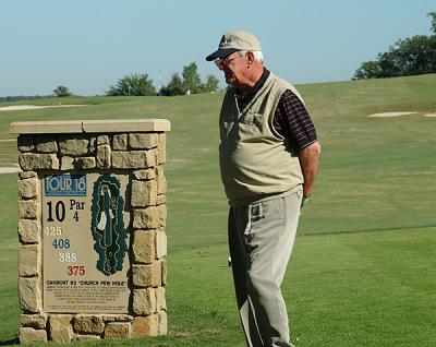 Bobby Knight prepares for the back nine at Tour 18