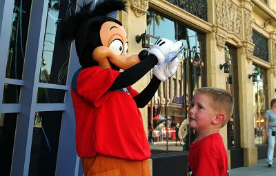 Getting Max's autograph.