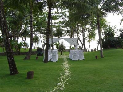 The wedding was held in the grounds of The Legian Hotel, a really plush swanky hotel that deserves more than 5 stars.