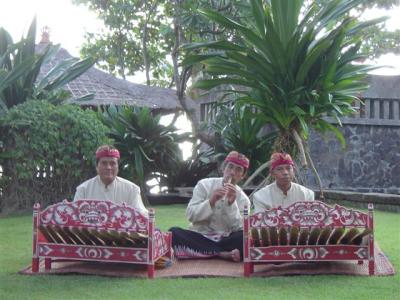 Karen walked down the aisle to some traditional Balinese music played by these dudes.  Heavenly stuff.