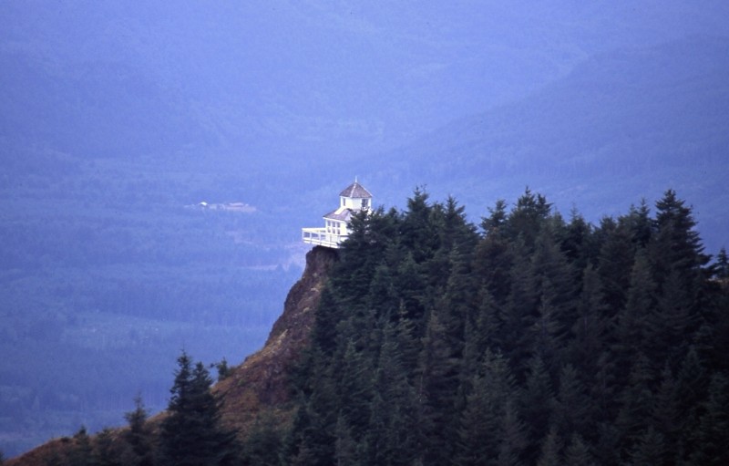 Kloshe Nanich Bluff (Slide)