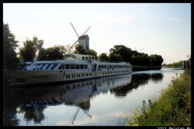 Cruiseline outside on a bigger canal