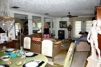 Livingroom, look at ceiling, what a plastering job.