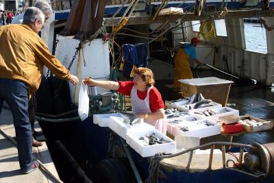 rimini harbor, fish vendor