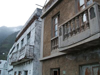 old, crumbling homes, Ibo Alfaro section of town