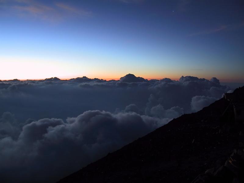 20010823 -- 4000.jpg  Mt. Fuji Before Sunrise  -- Canon G1