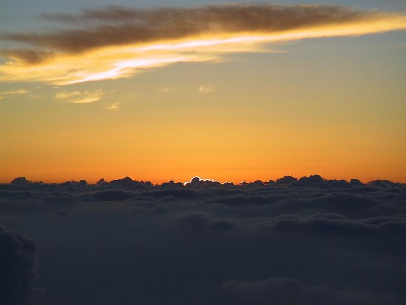 20010823 -- 4057.jpg  Mt. Fuji 2 seconds Before Sunrise  -- Canon G1