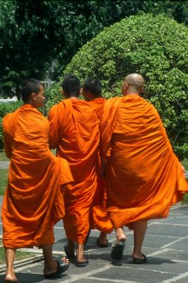 Bangkok008_Monks.jpg