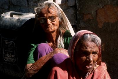 barmer01_2oldladies.jpg