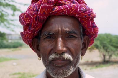 Basi_025_man+redturban.jpg