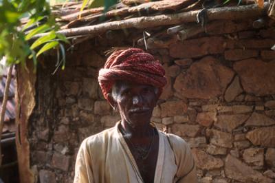 Basi_032_man+house.jpg