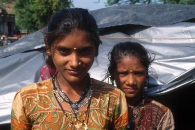 Basi_033_2younggirls.jpg