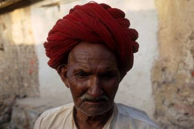 Basi_035_man+redturban.jpg