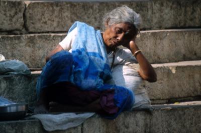 u34/lcarlsen/medium/34786437.varanesi02_beggar.jpg