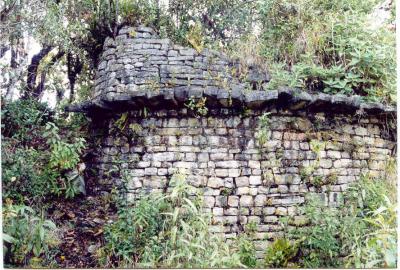 Round structure with corniche at La Congona