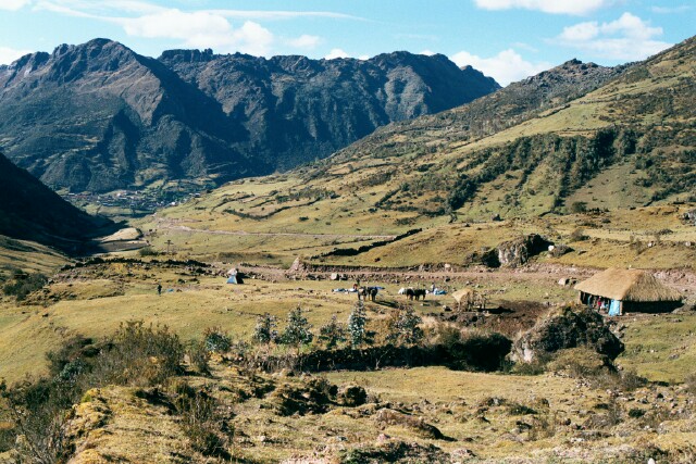 Leaving Vilcabamba Nuevo and hiking up Qollpaqasa