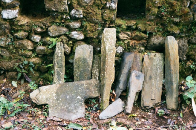 Stone pegs and eyebonders used to secure the roof