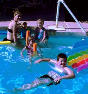 kids in pool.jpg(445)