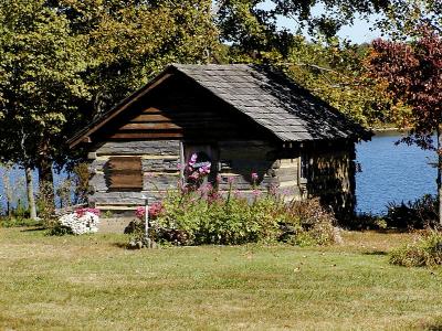 Cottage by the Lake.jpg (10/06/04) (2287)