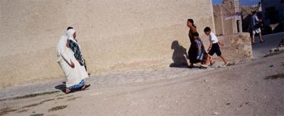 kairauan ladies going to pray