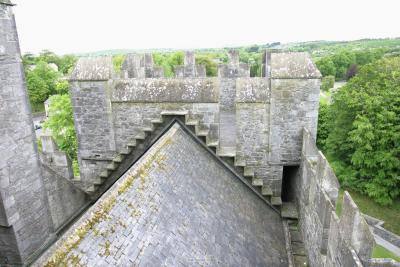 008_Bunratty_Look_at_the_stonework.jpg