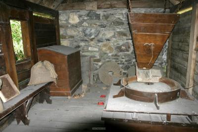 032_Bunratty_Village_millstones.jpg
