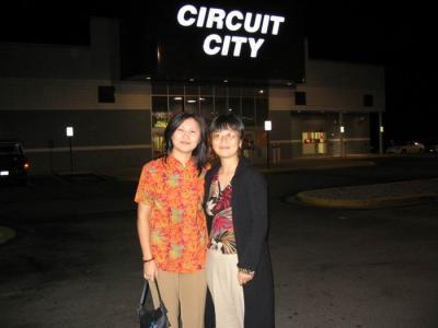 in front of circuit city2.jpg