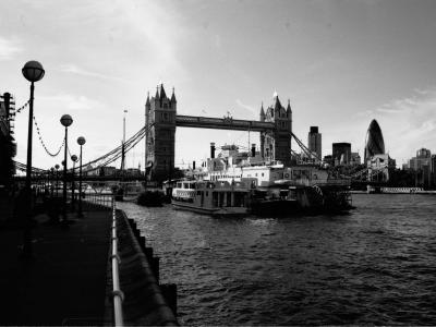 u34/stephen_lumsden/medium/34786925.bridgeandboat2.jpg