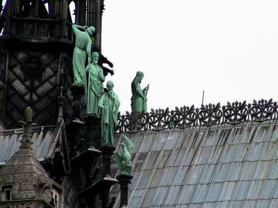 Figures on roof of Notre Dame