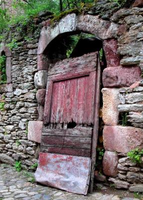 Off the Hinges in Conques