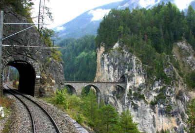 Viadukt und Tunnel