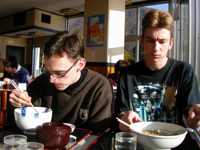 Mike et Hazuki avec leurs dlicieux bol de ramen