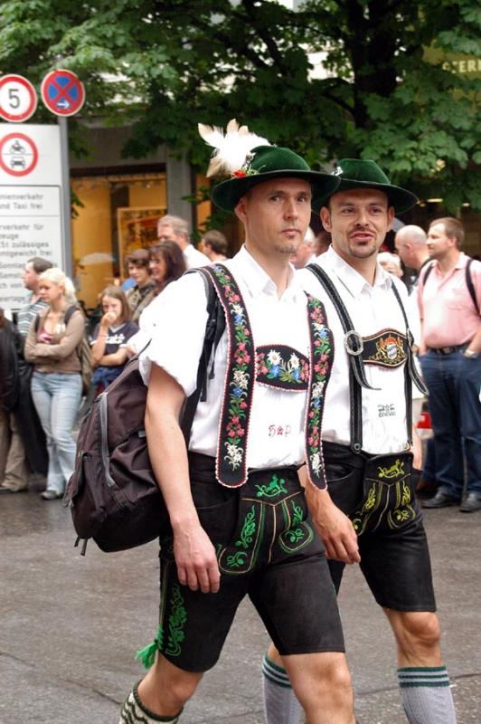 Bayerische Mnner in Lederhosen