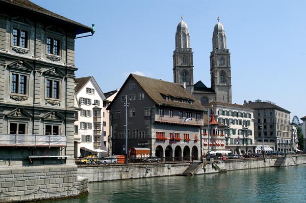 Zrcher Rathaus (links) und das Haus zum Rden (mitte)