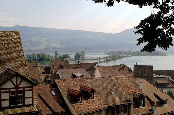 There is a causeway from Rapperswil to Pfffikon, Kanton Schwyz