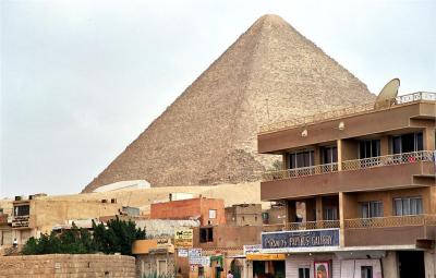 La pyramide de Khops en bordure du Caire