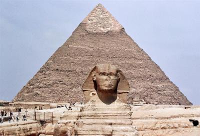 Le Sphinx devant la pyramide de Kephren