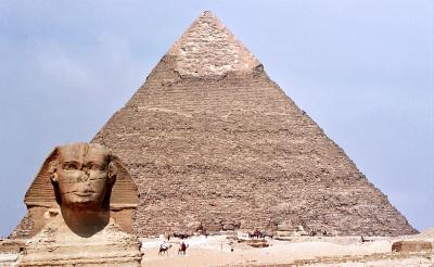 Le Sphinx devant la pyramide de Kephren