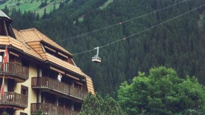 The balcony of our hotel room is to the right of the man standing on his balcony. The gondola  goes from Wengen to Mannlichen