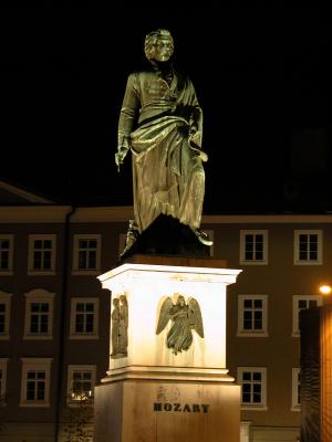 Mozartplatz at night