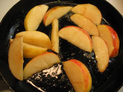 Mientras tanto, cortar manzana en botes, sin pelar y freirlas poco tiempo en manteca (tiene que estar al dente)