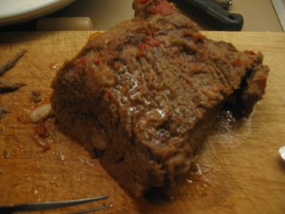 Luego de servido el primer plato, la carne, que estuvo en la cacerola, se corta en filetes de grosor a gusto (mejor finos, creo)