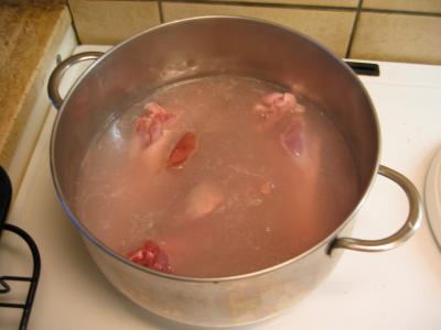 Puntas de ala, cogote, higado, etc. se hierven en agua sazonada