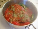 Agregar el tomate al natural, tambien en trozos grandes si es posible, y los condimentos. Cubrir y cocinar lentamente una hora
