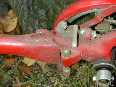 This breech block mechanism is identical to that found on the Katakura Porta-Silk.  Unfortunately, with half of the latching mechanism missing, this bike will probably never be ridden again.