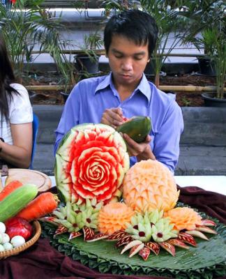 Carving fruits and vegetables