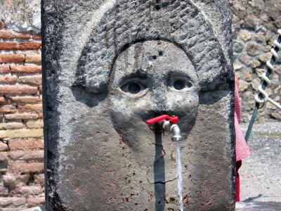 Working water fountain. Plastic red handle is NOT authentic