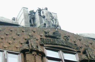 Very beautifully ornamented facade on the Buiten Bantammerstraat. Central staue, made out of lead is that of Jhr. Op ten NOort, being the father of architect van der Mey. His mother was theihouskeeper