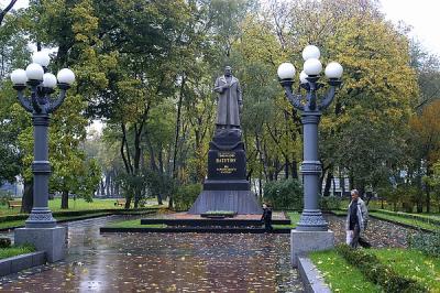 monument to vatutin in khreshchaty park
