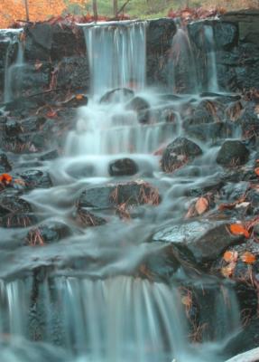 Small waterfall and red leaves (1)